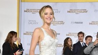 Jennifer Lawrence kerap tampil no bra saat berada di publik dan terkadang di red carpet. Di beberapa momen, braless menurutnya bertujuan untuk fesyen. (Foto: Dok. Getty Images)
