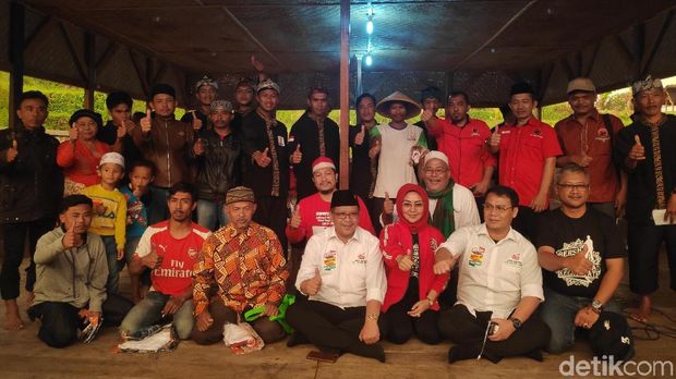  Sekjen PDIP Hasto Kristiyanto menemui petani di Cianjur, Kamis (7/2/2019)