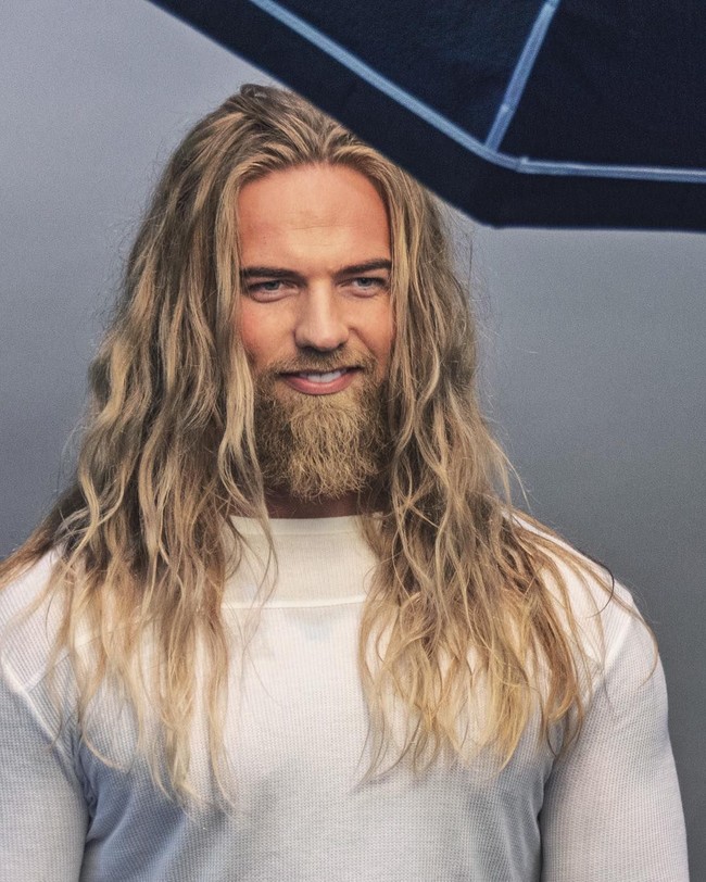 Pria asal Norwegia ini bernama Lasse Matberg. Seorang letnan dan angkatan laut Norwegia, ia selalu menyanggul rambutnya kala bertugas. Saat rambutnya digerai, Lasse pun tampak lebih maskulin dengan rambut pirang keemasan. Foto: Instagram