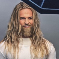 Pria asal Norwegia ini bernama Lasse Matberg. Seorang letnan dan angkatan laut Norwegia, ia selalu menyanggul rambutnya kala bertugas. Saat rambutnya digerai, Lasse pun tampak lebih maskulin dengan rambut pirang keemasan. Foto: Instagram