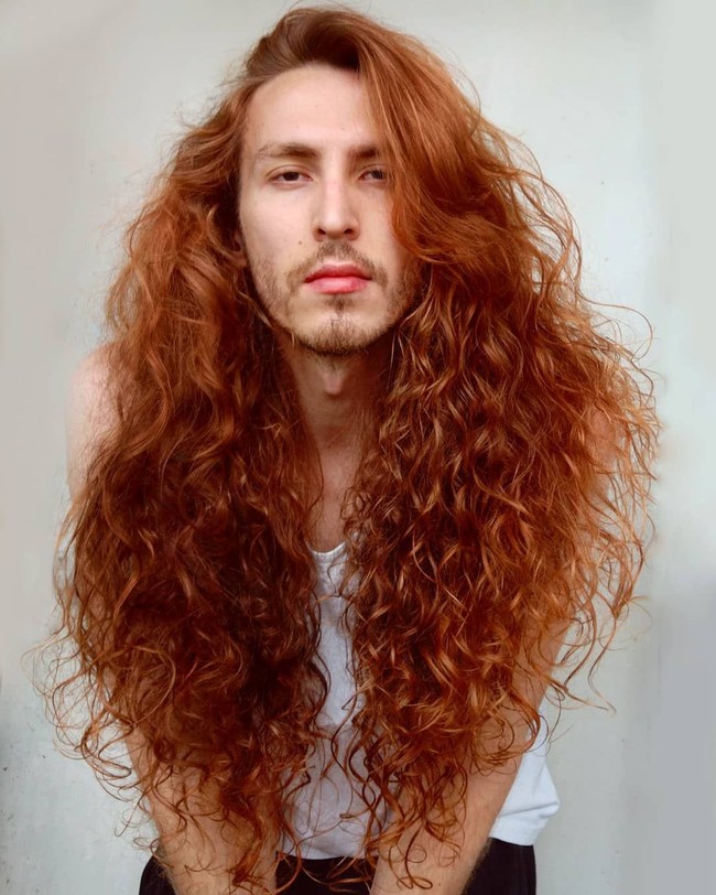 Rambut merah bergelombang Cristiano Ronaldo membuat siapapun yang melihatnya terkesima. Pria asal Brasil ini dikagumi di Instagram karena rambut bak Putri Merida di film Brave. Foto: Instagram