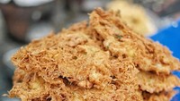 Telur dadar berenda yang garing iini gaya warteg. Jangan tanya rasanya, renyah gurih, tinggal tambah kecap manis. Foto : Instagram @jogjaeatguide