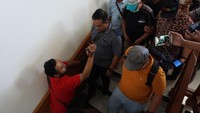 Alay dijemput tim Kejaksaan Tinggi Lampung untuk dijebloskan ke penjara di Lampung.