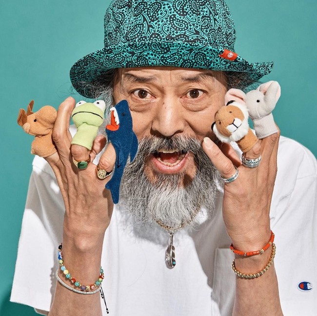 Sebenarnya tak ada yang terlalu spesial dari penampilan Kim Chil Doo. Tak seperti kebanyakan model pria, bisa dibilang kakek ini tak terlalu tampan atau bertubuh kekar. Foto: Instagram @cildugim