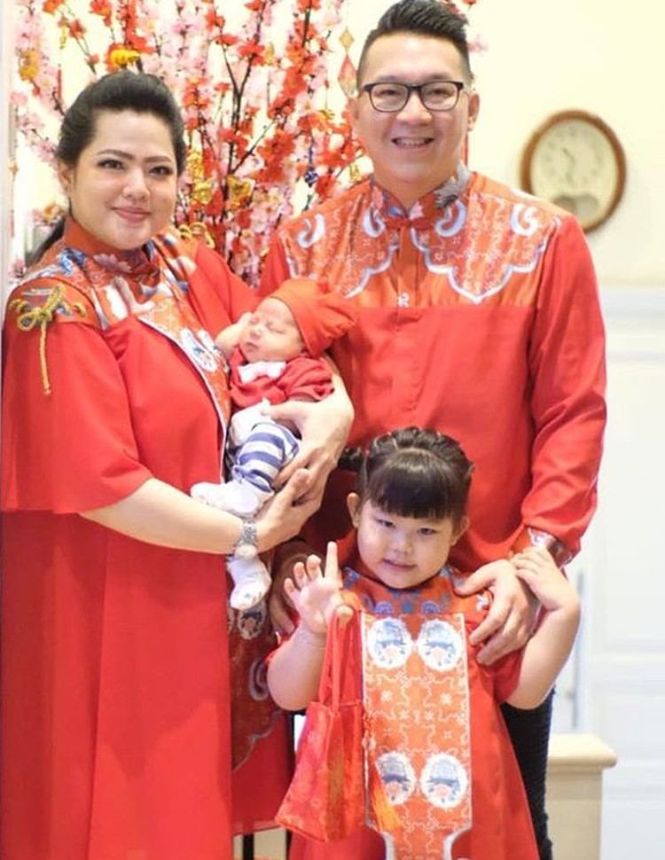 Gaya Kompak Keluarga Rayakan Imlek, Mana Favorit Bunda?