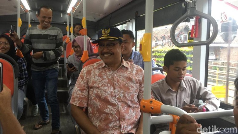 Gus Ipul Jajal Bus Suroboyo, Bayar Pakai Tiga Botol Bekas Gus Ipul Jajal Bus Suroboyo, Bayar Pakai Tiga Botol Bekas