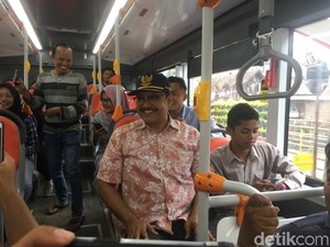 Gus Ipul Jajal Bus Suroboyo, Bayar Pakai Tiga Botol Bekas