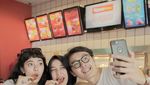 Pose Asyik Kulineran Indy, Sepupu Risa Saraswati yang Bisa Liat Hantu