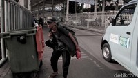 Warga juga menilai melintasi skybridge melelahkan karena lokasi yang dituju menjadi lebih jauh dibandingkan melintasi Jalan Jatibaru.