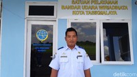 Kepala Satuan Pelayanan Bandara Wiriadimata Tasik, Masrukhin. Menurutnya banyak warga dan pemda membutuhkan akses pesawat untuk memangkas waktu ke Jakarta (Masaul/detikTravel)