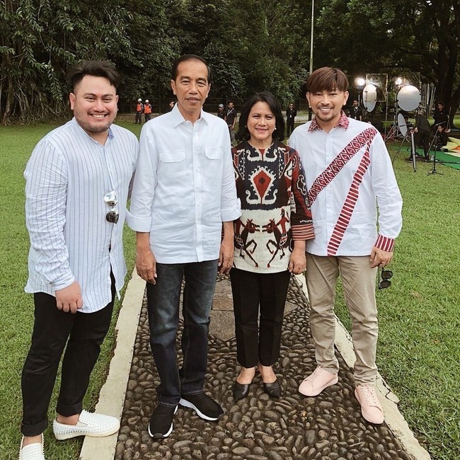 Stylist Caren Delano yang turut hadir di acara yang sama juga mengunggah foto dirinya bersama Iriana beserta Jokowi dan pedangdut Nassar. Foto tersebut memperlihatkan gaya keseluruhan Iriana dengan baju tenun tersebut. (Foto: Instagram/@carendelano)