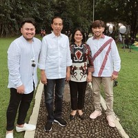 Stylist Caren Delano yang turut hadir di acara yang sama juga mengunggah foto dirinya bersama Iriana beserta Jokowi dan pedangdut Nassar. Foto tersebut memperlihatkan gaya keseluruhan Iriana dengan baju tenun tersebut. (Foto: Instagram/@carendelano)