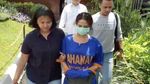 Vanessa Angel Pakai Baju Tahanan dan Tangan Diborgol