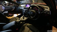 Interior mewah BMW 3 Series Edition Shadow. Mobil ini merupakan edisi final dari Seri 3 generasi saat ini. BMW akan segera mendatangkan generasi terbaru Seri 3 ke Indonesia.