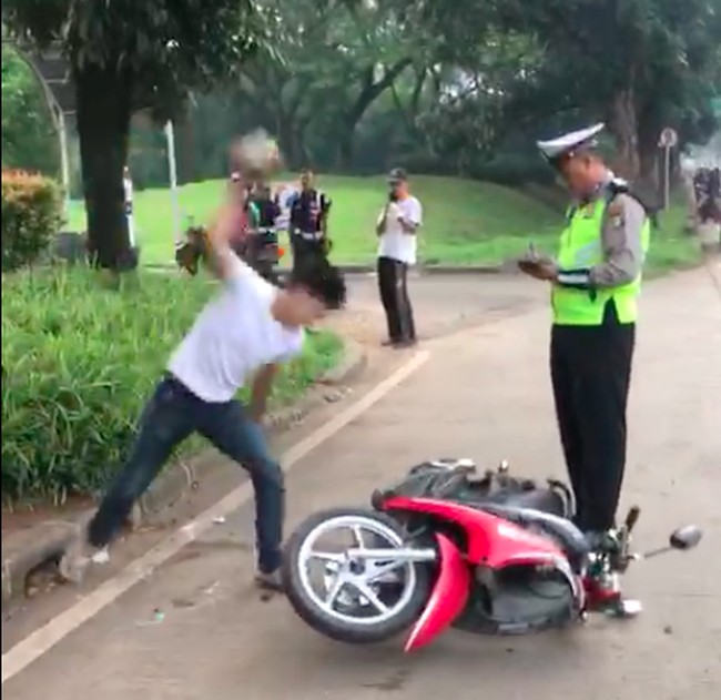 Kelakuan Pemotor Nakal yang Viral Tahun Ini