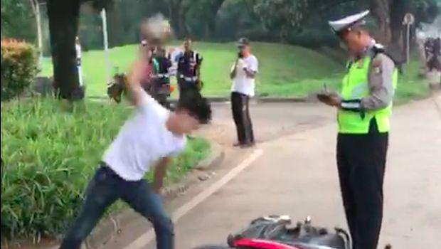 Ini ekspresinya saat ditilang polisi.