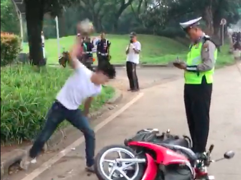 Foto: Capture dari video Adi Saputra membanting motor karena tidak terima ditilang/Dok Istimewa Foto: Capture dari video Adi Saputra membanting motor karena tidak terima ditilang/Dok Istimewa