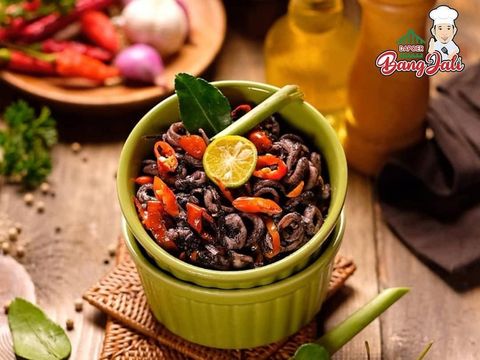 Cumi Berlumuran Tinta Hitam Bakal Bikin Makan Siang Makin Mantap