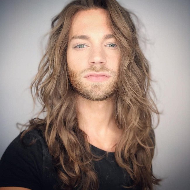 Robert Roethemeyer dari Nashville, Tennessee, sepertinya tidak perlu repot-repot memakai curling iron setiap pagi, supaya rambutnya terlihat ikal seperti ini. Ia memiliki rambut ikal alami yang bikin wanita iri. Foto: Instagram
