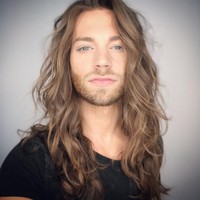 Robert Roethemeyer dari Nashville, Tennessee, sepertinya tidak perlu repot-repot memakai curling iron setiap pagi, supaya rambutnya terlihat ikal seperti ini. Ia memiliki rambut ikal alami yang bikin wanita iri. Foto: Instagram