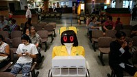 Bukan hantu juga sih. Mereka adalah robot-robot milik Mongkutwattana General Hospital di Bangkok yang diberi seragam perawat. (Foto: REUTERS/Athit Perawongmetha) 