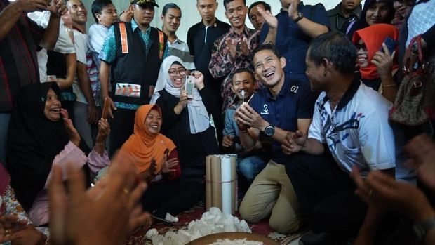 Sambangi Nganjuk, Sandiaga Dapat Hadiah Shuttlecock Merek 02