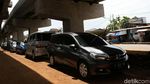 Duh, Kolong Tol Becakayu Jadi Parkir Liar