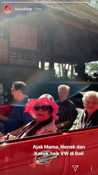 Ahok Ajak Mama hingga Nenek Naik VW Safari di Bali