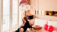 Sedang berada di salah satu hotel di Jakarta. Paola terlihat sedang menikmati sarapan enak di atas kasur.  Foto: Instagram @paolatambunann
