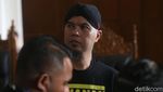 Sidang Perdana, Ahmad Dhani Acungkan Dua Jari