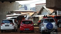 Kolong Tol Becakayu kini menjadi area parkir liar warga.
