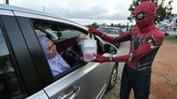 Berkat Kostum Spider-Man Gerai Ini Sukses Jual Burgernya