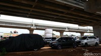 Kondisi rumah yang tak memiliki garasi atau tempat parkir juga menjadi alasan warga memarkirkan kendaraannya di kolong Tol Becakayu.
