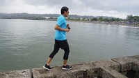 Saat di Cilacap, Sandi jogging di Pantai Teluk Penyu. Setelah itu, dia lanjut ke Benteng Pandem (Instagram/sandiuno)