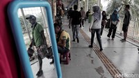 Petugas pun mengarahkan masyarakat yang masih melewati jalan Jatibaru untuk mengakses skybridge.