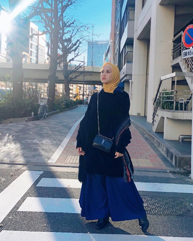 Istiqomah dalam berhijab bukan perkara mudah. Pasti ada saja ujian yang datang. Jika tidak benar-benar siap, pasti iman kita akan terombang-ambing, ungkap Emma dilansir dari BH online. Foto: Instagram/emma_maembongofficial