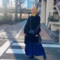 Istiqomah dalam berhijab bukan perkara mudah. Pasti ada saja ujian yang datang. Jika tidak benar-benar siap, pasti iman kita akan terombang-ambing, ungkap Emma dilansir dari BH online. Foto: Instagram/emma_maembongofficial