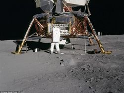 Foto Warna Pendaratan Dramatis Manusia di Bulan Akan Dilelang