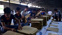 Proses penyusunan Sampul Salinan Formulir model C1 dilakukan oleh sejumlah petugas agar dapat segera didistribusikan ke sejumlah TPS pada Pemilu 2019 mendatang.