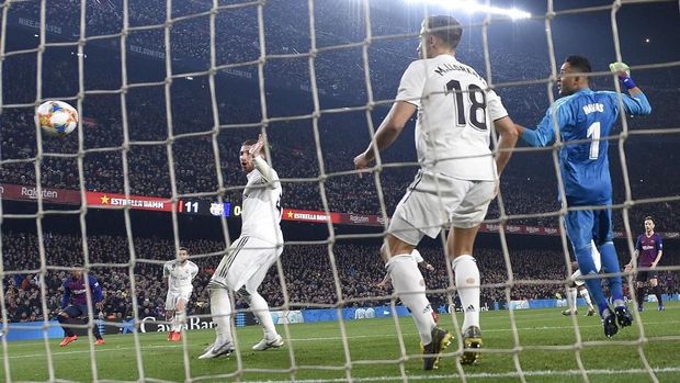 Sergio Ramos angkat tangan ketika Malcom menendang bola.