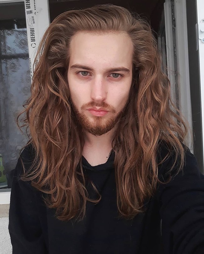 Marcu Daniel punya rambut cokelat bergelombang yang tampak indah. Gaya hidup sehat dan rajin fitnes mungkin jadi alasan kenapa kulit dan rambut Marcu terlihat sehat. Foto: Instagram