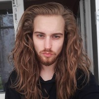 Marcu Daniel punya rambut cokelat bergelombang yang tampak indah. Gaya hidup sehat dan rajin fitnes mungkin jadi alasan kenapa kulit dan rambut Marcu terlihat sehat. Foto: Instagram