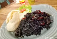 Cumi Berlumuran Tinta Hitam Bakal Bikin Makan Siang Makin Mantap