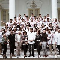 Ibu tiga anak ini memadukan blus bergaya tunik tersebut dengan celana panjang hitam. Tidak ketinggalan pointed heels hitam model selop sebagai alas kaki andalan. Adapun Jokowi bergaya semi formal dengan kemeja putih berpadu jeans dan sneakers hitam. (Foto: Instagram/@carendelano)