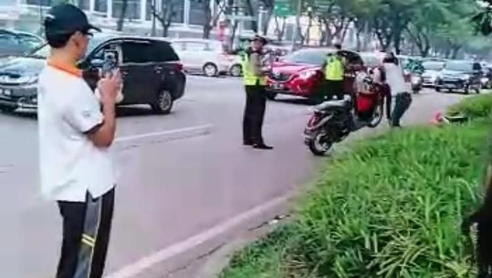 Seorang pemuda mengamuk saat ditilang lalu membanting motor yang dikendarainya sendiri (Foto: Dok. Istimewa) Seorang pemuda mengamuk saat ditilang lalu membanting motor yang dikendarainya sendiri (Foto: Dok. Istimewa)