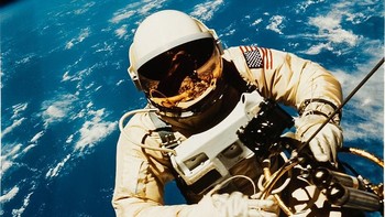 Foto-foto bersejarah NASA dilelang di Swann Galleries di New York. Foto ini misalnya, menampakkan Astronaut Edward H. White sedang berada di antariksa pada tahun 1965. Foto: NASA