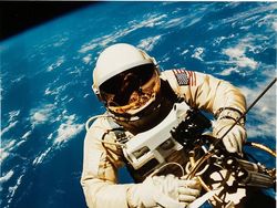 Foto Warna Pendaratan Dramatis Manusia di Bulan Akan Dilelang