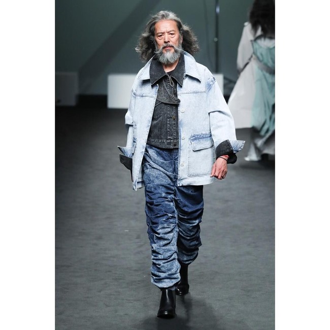 Selain untuk pemotretan, Kim Chil Doo juga tampil sebagai model runway. Bisa dilihat jika gayanya tak kalah dari model-model muda. Foto: Instagram @cildugim