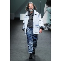 Selain untuk pemotretan, Kim Chil Doo juga tampil sebagai model runway. Bisa dilihat jika gayanya tak kalah dari model-model muda. Foto: Instagram @cildugim