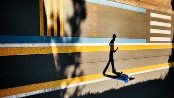 Juara kategori Street Photography diriah oleh Laurence Bouchard - iPhone 7 Plus. Foto: Mobile Photography Awards